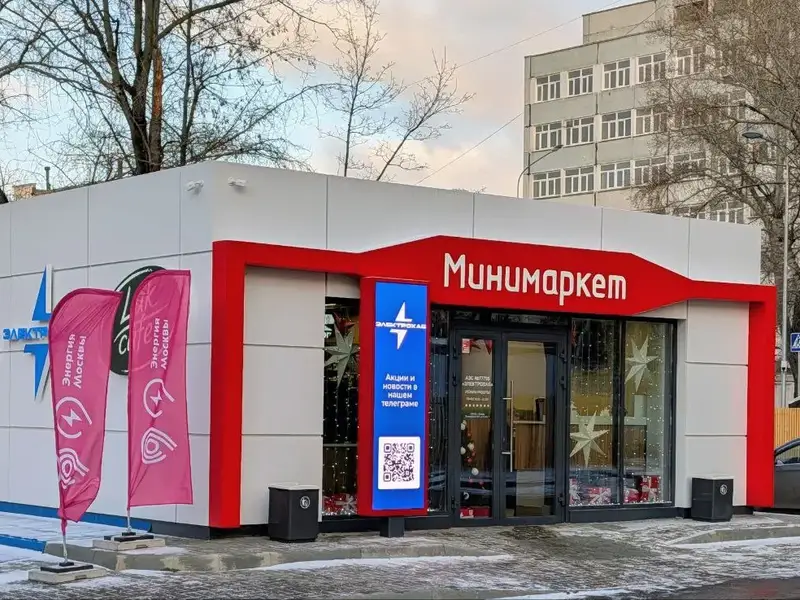 Электрохаб «Лефортовский» — экран у входа в кафе и минимаркет