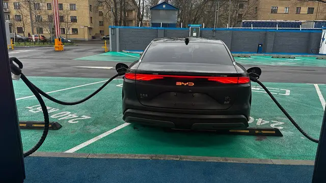 Почти 0,5 МВт на один автомобиль: BYD зарядился от двух портов одновременно